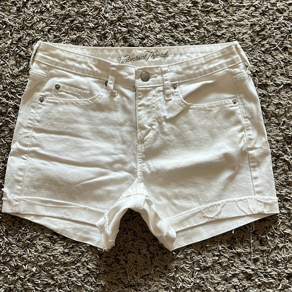Universal Thread Womens mid-rise boyfriend short, sz 6/28R. White color